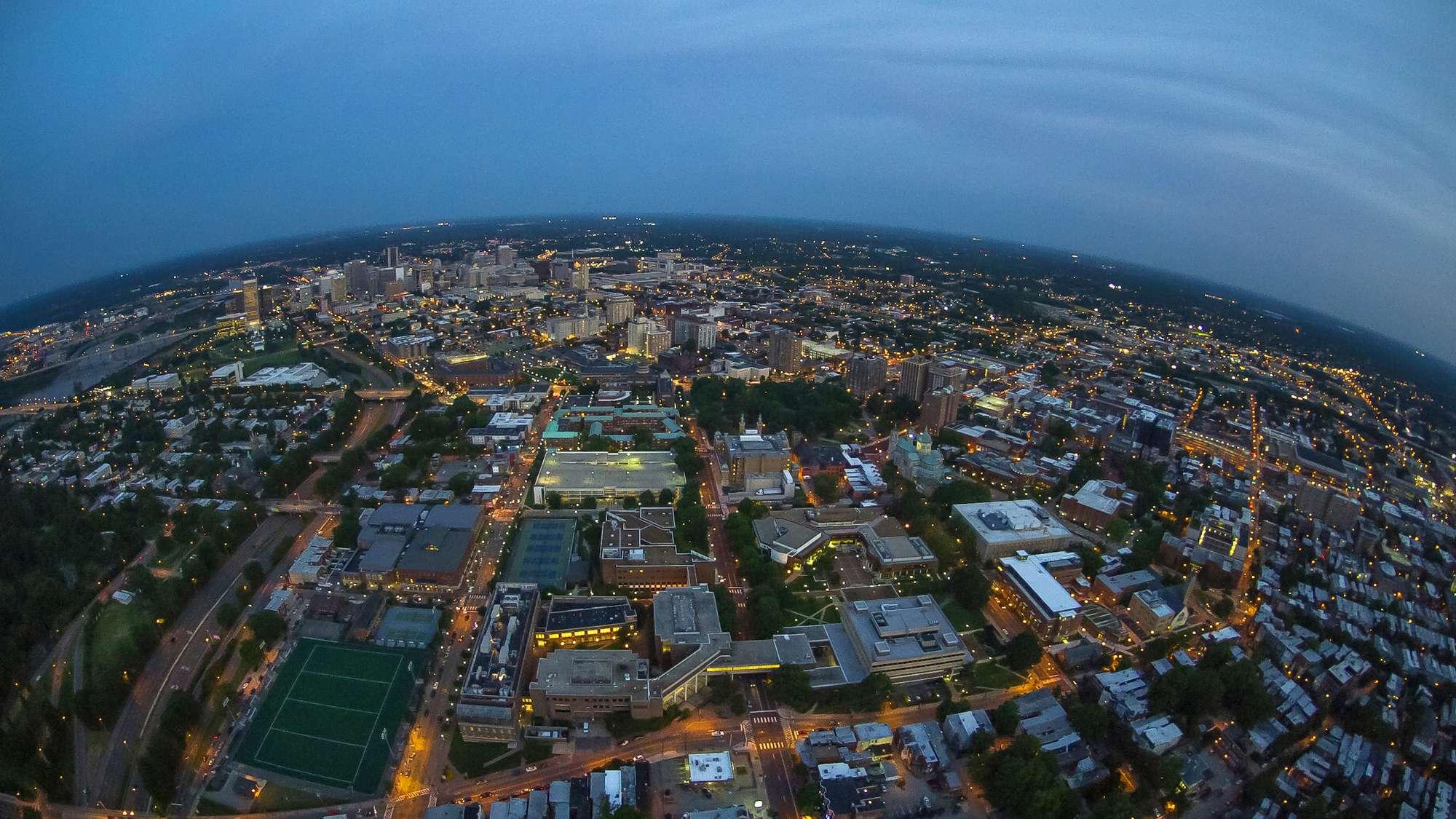 图为维吉尼亚州里士满市夜间的鸟瞰图